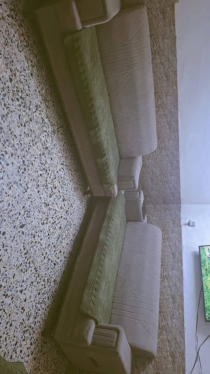 للبيع طقم قنفات (عشر مقاعد) شغل مرتب .
الهيكل الخشب مالته كلش قوي ومضبوط، والإسفنج مريح وما بيه أي هبوط، يعني التخم كقاعدة وعظم كل شيء ما بيه ويعيش عمر.
الوجه الخارجي للقماش محتاج بس تبديل، يعني اللي ياخذه يغير القماش باللون والشكل اللي يعجبه ويرجع كأنه جديد.
​السعر: 500 ألف، وبيها مجال بسيط .
المكان: بغداد الشعب
اللي يحب يستفسر أو يجي يشوفه على الحقيقة يراسلني عالخاص


**إذا كنت صاحب هذا الإعلان وتريد حذفه لأي سبب، رجاءا أرسل رسالة إلى الدعم الفني**