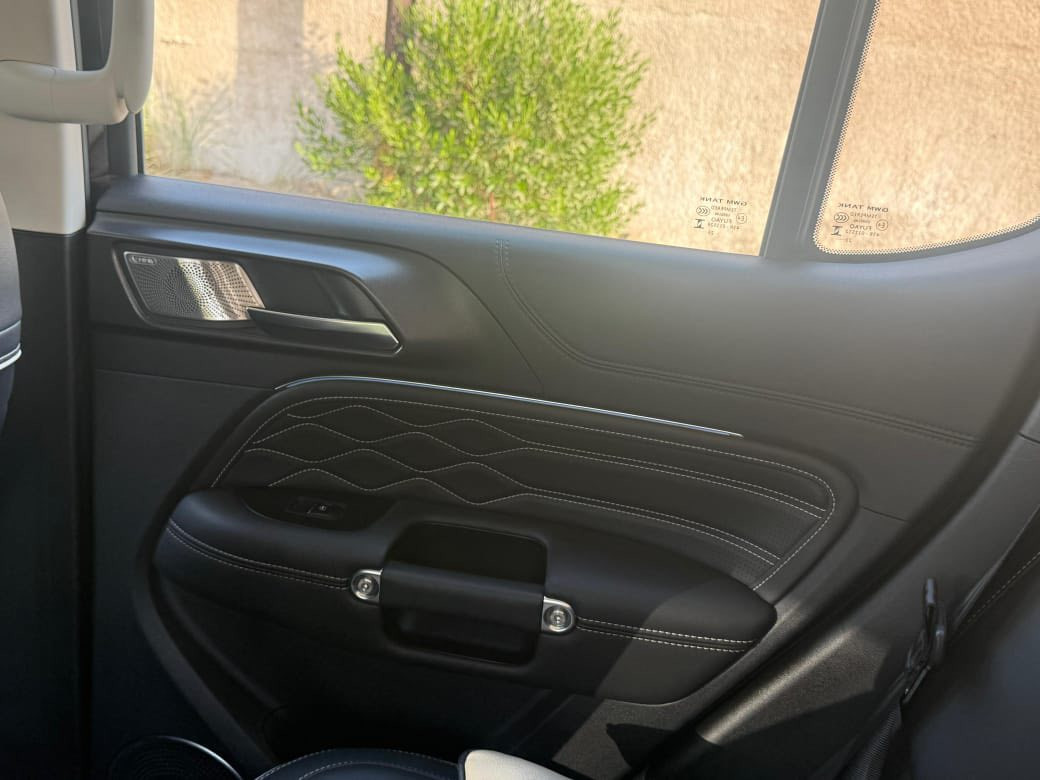 🚙 للبيع – GWM TANK 300
موديل 2024 | إصدار نادر جداً بالعراق

SUV فخمة بطابع أوف رود قوي ، تجمع بين الهيبة ، التكنولوجيا الحديثة ، والندرة بالسوق العراقي.

لون أسود ملكي مع إضافات سبورت تعطي حضور قوي جداً على الشارع.

🔴 نادرة جداً داخل العراق يوجد تقريباً 5 نسخ تقريباً 

وهاي تعتبر من النسخ القليلة جداً الموجودة .

⸻

🔹 المواصفات العامة :

 • موديل 2024

 • محرك 2.0 لتر Turbo

 • 4 سلندر قوي اقتصادي بنفس الوقت

 • ناقل حركة أوتوماتيك 8 سرعات (ZF)

 • نظام دفع رباعي حقيقي 4WD

 • Low Range

 • قفل دفرنس خلفي

 • نظام اختيار وضعيات القيادة

 ( رمل – طين – صخري – ثلج – عادي )

 • نظام نزول منحدرات

 • تعليق مريح وثابت

 • ارتفاع ممتاز عن الأرض

⸻

🔹 المواصفات الخارجية:

 • لون أسود لامع مميز

 • جناح خلفي سبورت

 • سبويلر أمامي معدل

 • غطاء سبير خلفي سبورت

 • جنوط رياضية مميزة

 • رفارف عريضة سبورت

 • إضاءة LED أمامية وخلفية

 • حساسات أمامية وخلفية

 • كاميرا 360 درجة

 • مرايا كهربائية قابلة للطي

 • مظهر Boxy عضلي يخليها لافتة بأي مكان

⸻

🔹 المواصفات الداخلية :

 • شاشة وسطية كبيرة حديثة

 • شاشة عدادات ديجيتال كاملة

 • تشغيل بصمة + دخول ذكي

 • مقاعد جلد فخم

 • تحكم كهربائي بالمقاعد

 • مثبت سرعة

 • تكييف ممتاز

 • مقود متعدد الوظائف

 • نظام صوتي ممتاز

 • Apple CarPlay + Bluetooth + USB

 • أنظمة أمان كاملة (ABS – ESP – Airbags – تحذير اصطدام – تحذير مسار)

⸻

🔥 مميزات إضافية :

        •  السيارة مضروبة PDF كامل

 •  شكل قريب جداً من G-Class

 • سيارة شبابية فخمة بنفس الوقت

 • مناسبة للمدينة والسفر والبر

 • موديل حديث جداً

 • نادرة داخل العراق

 • سعرها مناسب مقارنة بندرتها ومواصفاته

⸻

💰 السعر المطلوب : 61,000,000 مليون دينار عراقي

للتواصل و الاستفسار :

‭+964 773 930 1686‬

‭+964 790 118 1465


**إذا كنت صاحب هذا الإعلان وتريد حذفه لأي سبب، رجاءا أرسل رسالة إلى الدعم الفني**