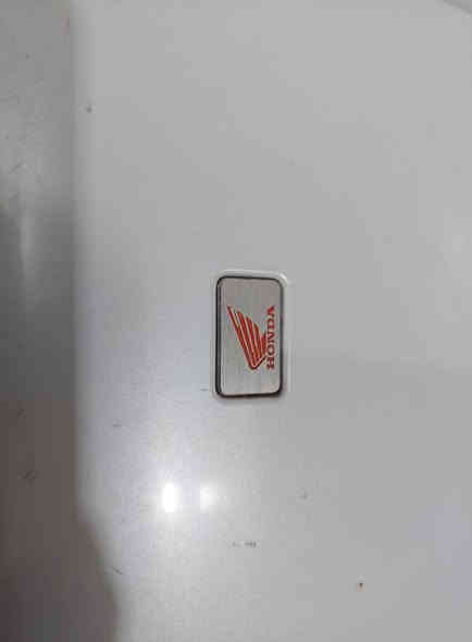 سلام وعليكم صندوق دراجة ياباني هوندا ابيض لون شذري  صندوق استندر جديد سعر 100الف توصيل موجود ***********
