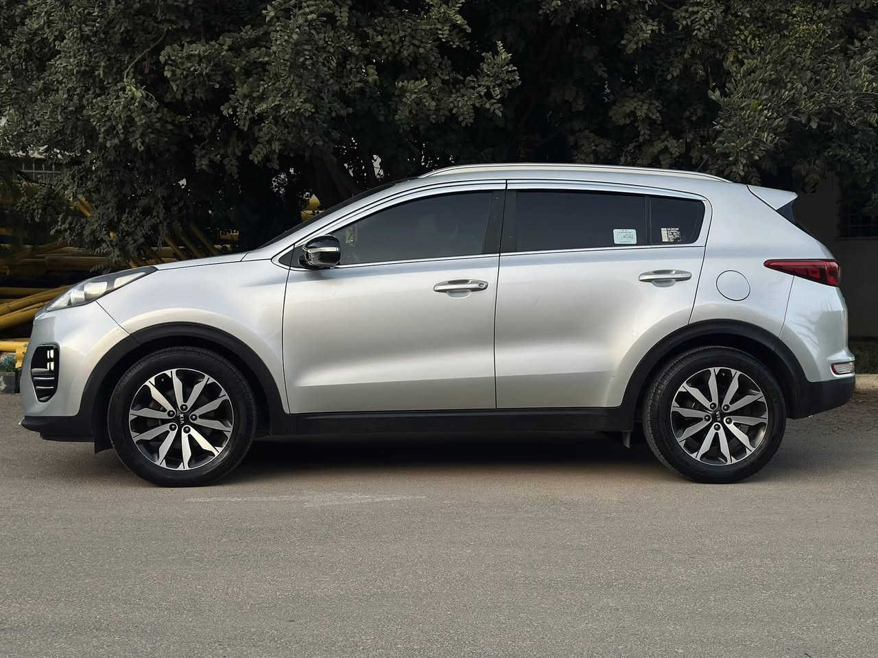 ‏‏Kia sportaj 2017 🩶👑 باللون المميز
بسعر خرافي عالكاش..وامكانية البيع نص بنص♥️👌🏻
‏🎖 ‏Engine : 2000 dezil Turboo  💨 ‏
🎖 ‏Fuel type : Dezel  ⛽️ ديزل اقتصادي 
🎖عدد الركاب 4 + 1 الخيار العائلي الافضل
🎖 ‏Horsepower : 185  🐎 عدد الاحصنة
‏🎖Model  - 2017  🚘
AUTOMATIC : اوتوماتيك🎖️ 
🎖️هوك خلفي شركة
‏🎖Full Loaded ++ 
‏🎖 Chick : فحص نخب النخب و ممتاز  
✨ مطور 2000ديزل تيربو ،،
✨ مفتاح تشغيل
✨تحكم ستيرنج  فيه جميع الوضعيات 
✨صالون وفرش جلد بالكامل بوضع ممتاز 
✨ نظام ال Drive Mode فيه عدة وضعيات قيادة
✨ ليدات امامية ✨ ليدات خلفية ✨ كشافات ليد
✨ شاشة اكبر حجم ✨ حساسات خلفية 
✨ كاميرا خلفية ✨ تحكم ستيرنج كامل 
✨ جنط مميز  شفرات اصلي ✨ موري شفط كهرباا 
✨ مكيف ديجتال سهل الاستخدام 
✨ بطارية جديدة 
✨ كوشوك بحالة ممتازة
✨ عدسات  زينون على الاضوية الامامية
‏✨ Bluetooth … USB … AUX 
🔥والمزززززيد المزيد من المواصفات والمميزات🔥 
⚡️امكانيه البدل على بعض السيارات 
⚡️وامكانية البيع عن طريق كافه البنوك


**إذا كنت صاحب هذا الإعلان وتريد حذفه لأي سبب، رجاءا أرسل رسالة إلى الدعم الفني**