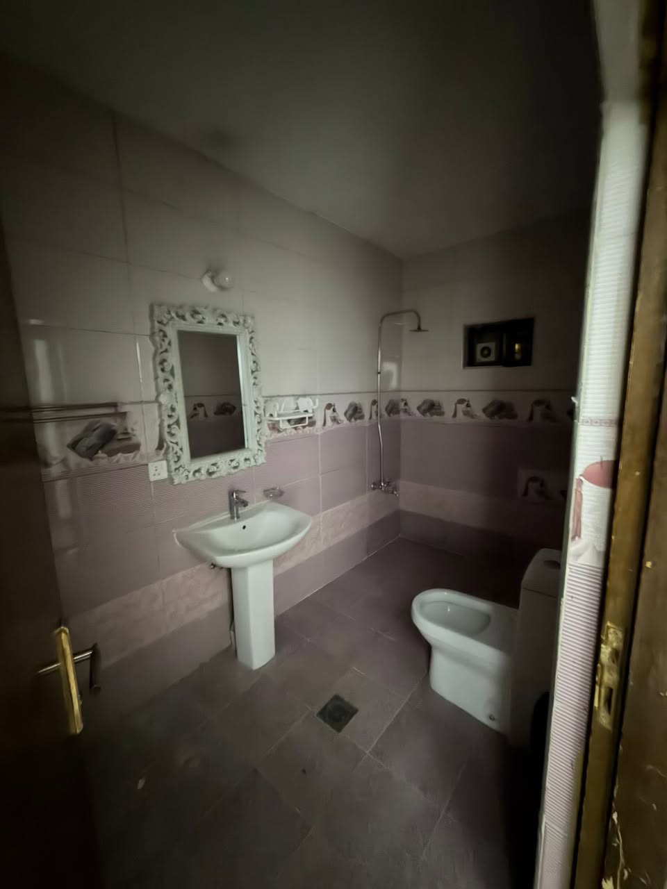 ✨🏡 مكتب حلم عقاري 🏡✨
نحقق حلمك بالعقار المناسب بأفضل الأسعار والمواقع المميزة 

شقه سكنيه للايجار💎

 تتكون من 
غرفتين - صاله - مطبخ - حمام ✅

سعره :650 ألف

تتواجد عند مكتب حلم عقاري 
الموقع : السيديه - الضباط - شارع الكويتي 📍
للتواصل والاستفسار ***********
