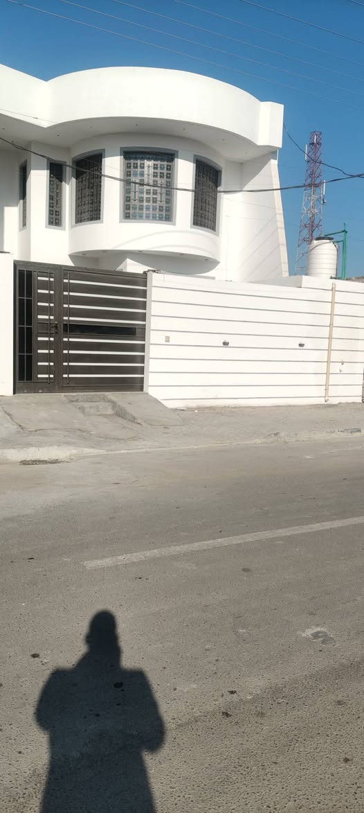 اللايجار بيت حديث طابقين مساحة 250 كارج وحديقة غير مسكون  هاتف ***********
