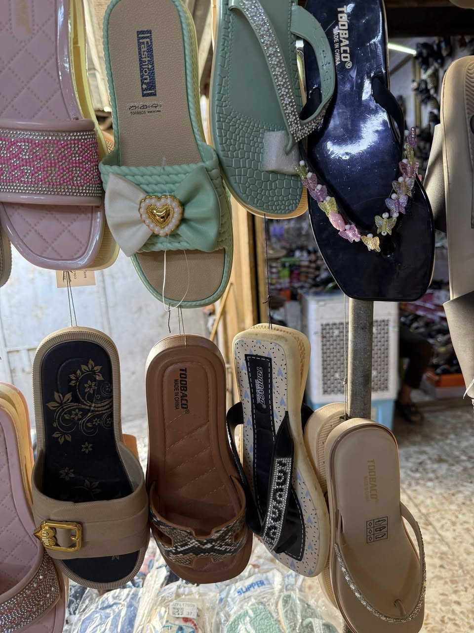 نعالات نسائي قياس 37-42 السعر 5 توصيل مجاني حي الاعلام والمناطق المجاورة 
***********
