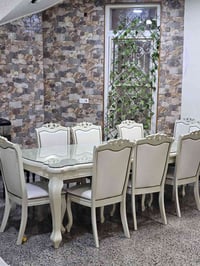 البصرة الوفود • ٨ كراسي • خشب مع زجاج