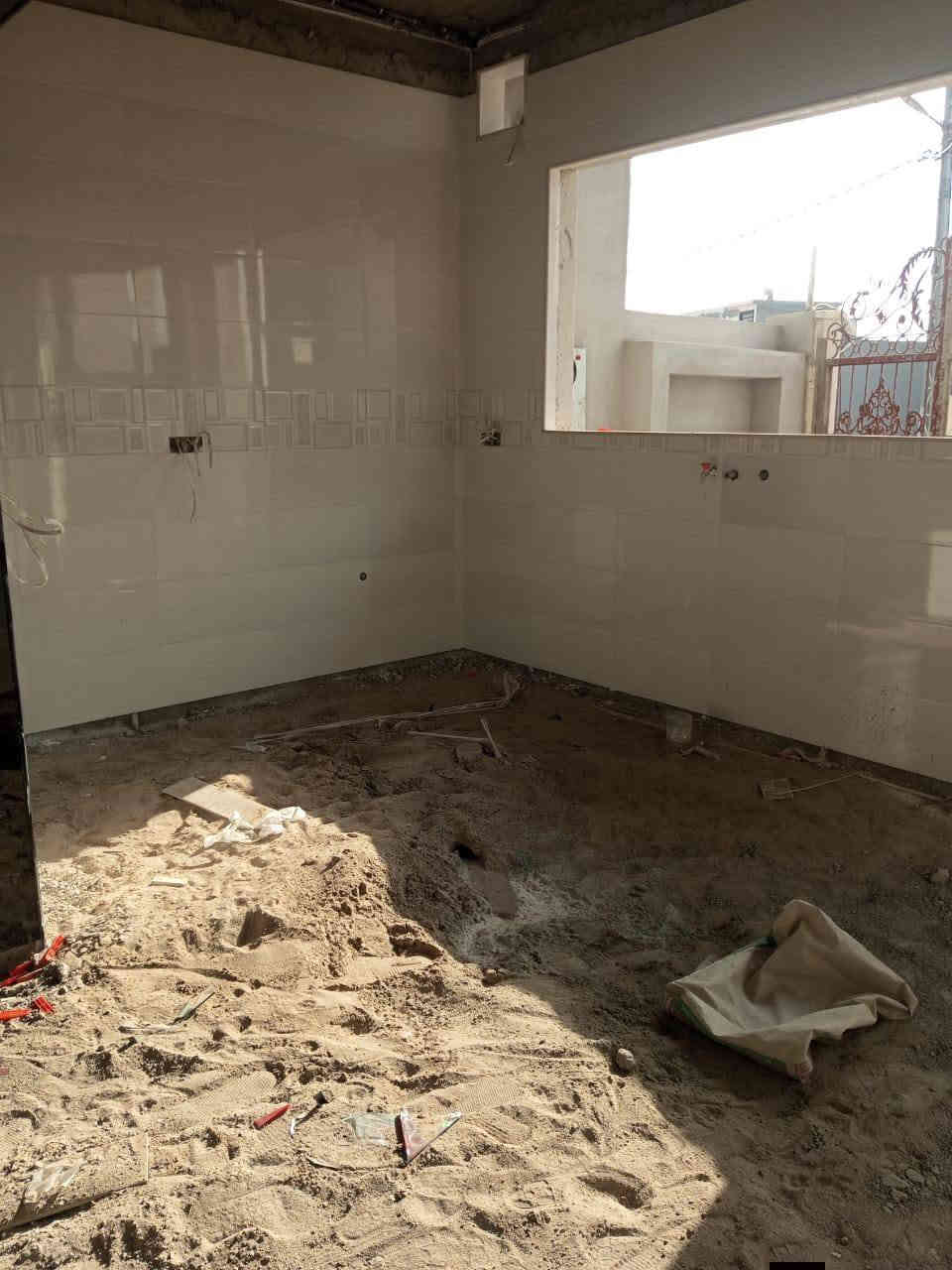 السلام عليكم  دار للبيع في حي الملايين الثانية تقطيع الملك المساحة الكلية [200] متر [105] بناء [95 متر ] حديقة وكراج على شارعين امامي وخلفي  الدار يتكون من ثلاث طوابق .
الطابق الاول : غرفة نوم وهول وستقبال ومطبخ وصحيات.
الطابق الثاني : ثلاث غرف نوم مع صحيات واحده منهم سويت.
الطابق الثالث : غرفة نوم وهول وسطح ناصي وعالي .
البيت مرحلة اولى كهربائيات وصحيات  مع سيراميك جدران كامل كوبنات حلان لبخ الواجها كامل  .
السعر المطلوب 130 مليون وقابل للتفاوض .
للاستفسار الأتصال على الأرقام التالية.
***********
يرهم مراوسة مع قطعة أرض .
