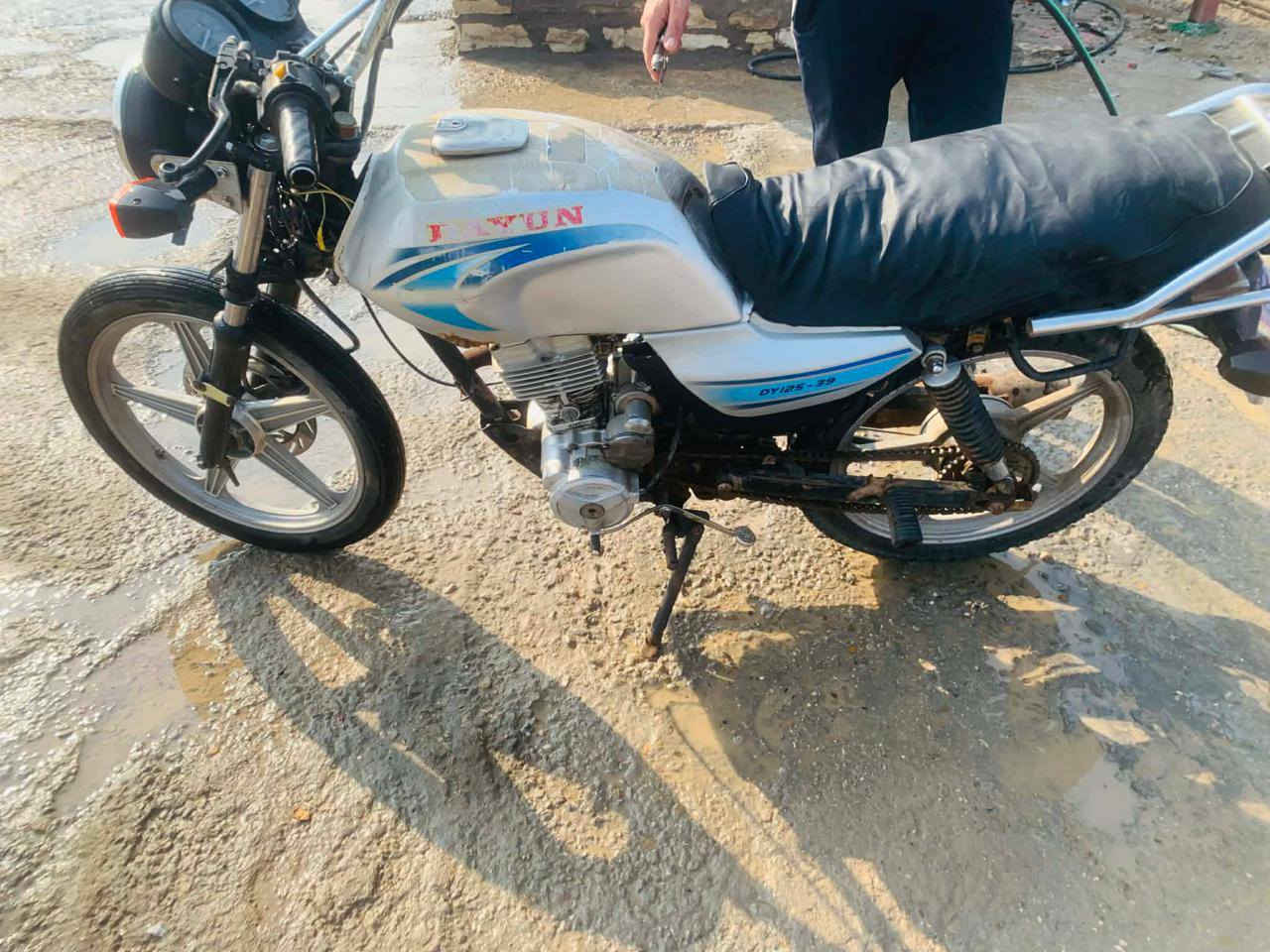 دراجه دايون للبيع عايزها ترتيب قليل 
الدراجه اوراق شلعه ومعدل فول 
سعر 400 وبيها مجال المكان حله الحمزه الغربي
رقم الهاتف ***********
