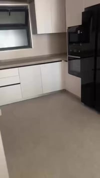 عندي شقة مجمع منصور ستي للبيع B2طابق السادس المساحة 173 الشقه مغير بيه...