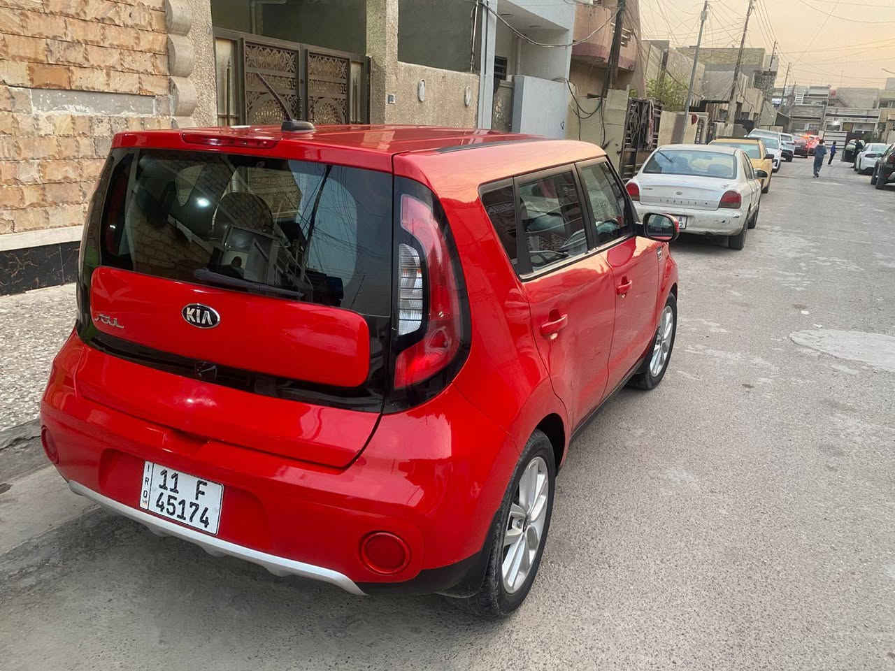 السلام عليكم للبيع كيا صول موديل 2019 بغداد بأسمي وارد أمريكي حادثها جاملغ امامي جهة السايق مصبوغ والباب الخلفي مصبوغ بدون دواخل محرك 2000 دوش ماشيه 65 الف كم سيارة جداً نظيفه ومرتبه عارضها ب120 وبيها مجال مكاني بغداد حي الاعلام للاتصال ***********
