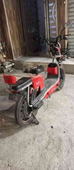 سلام عليكم دراجة شحن موضح النظافة بالصور بطاريات تقريبا ثنين مستحقات تبديل شغالة وتمشي مابيها شئ وبريكات يرادلها فقط تايرات جدد عقل جديد السعر 150 الف بغداد الشعب حي التجار ***********
