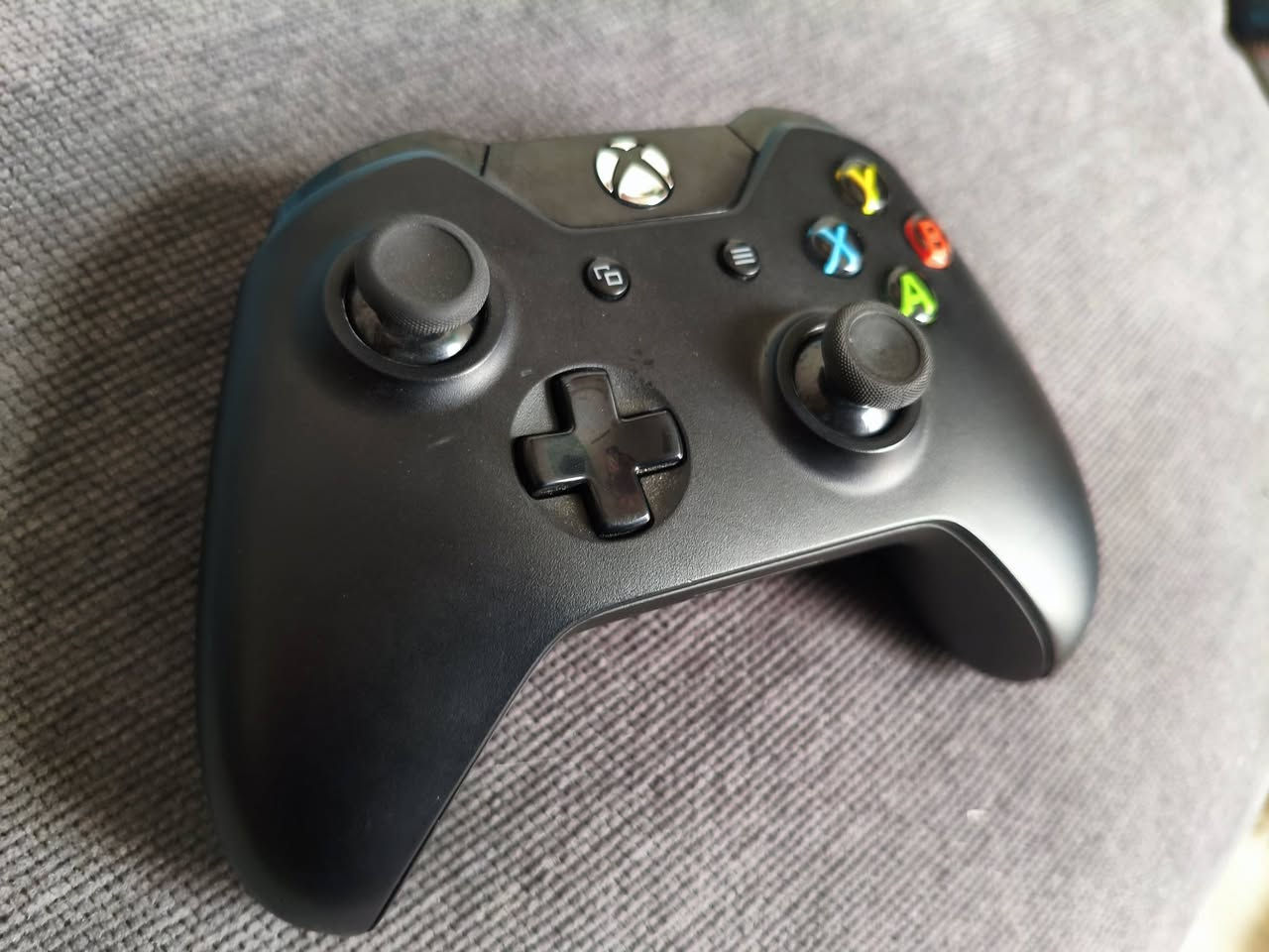 جويستك XBOX ONE اصلي شغال مابي اي عطل نضيف سعر 40
قرص GTA V  شغال نضيف كما موضح بالصورة سعر 30 
مكاني ناصرية ***********

