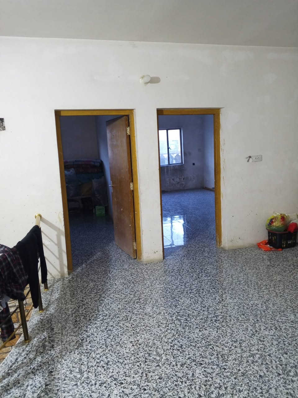 السلام عليكم البيت للبيع مساحه بيت 160بيت للبيع نص أو كامل المكان البيت بغداد  الجديدة الأمين الثانية فلكة الحدادين الاتصال على الرقم ***********
