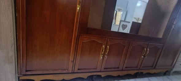 بوفية سليمانية شغل ثگيل درجة اولي نضافة 90% الطول مترين و80 والعمق 60 والارتفاع مترين و 20 شغل. حيل ثگيل بالشرط لاعيب لاكسر للبيع السعر. 200 بي مجال بسيط *********** 
سايدين دوميز الجمعية مقابيل ملعب دوميز قرب اق صو مول كركوك
