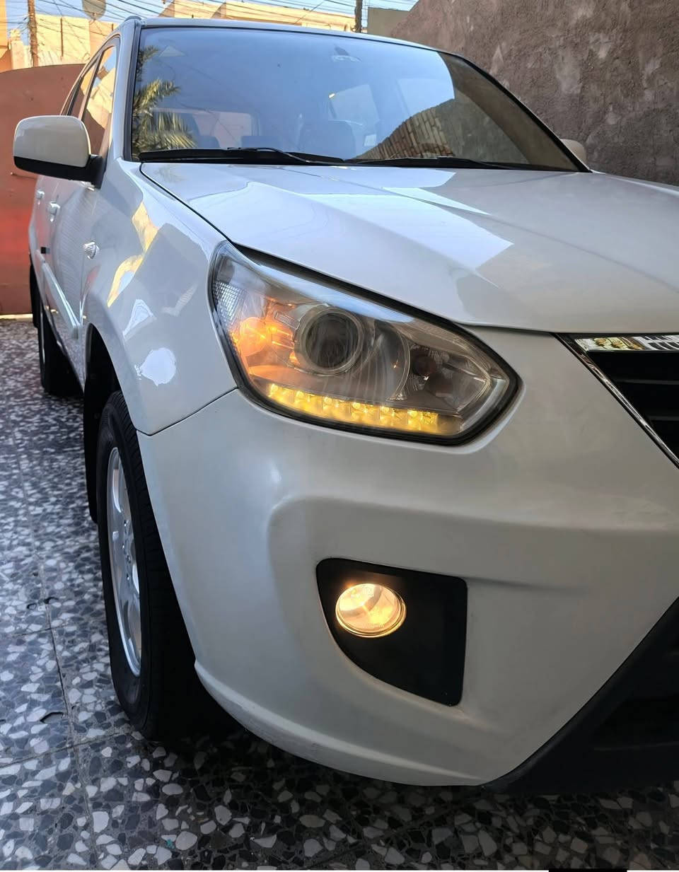 السلام عليكم للبيع شيري تيكو موديل 2013 سياره جديده جدا مكفوله لاضربه ولاصبغ  ولاتبديل مكينه كير على وضع الشركة بأسمي تحويل مباشر ماشية 64 الف حقيقي السعر 77 وبيها مجال الرقم *********** العنوان بغداد الشراي يتصل
