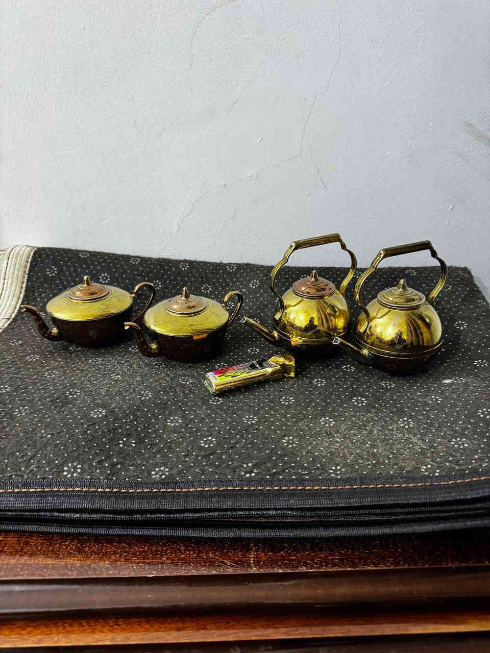 علب  مصغرات على شكل قواري قديم 
4 قطع تحف مال فاترينا بغداد ***********
