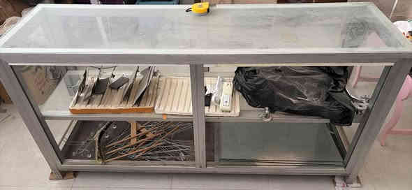 فاترينه ألمنيوم جاهزه مع الجام. 

الطول ١٨٠
العرض ٥١
الارتفاع ٩٠

خاليه من أي أضرار. *********** بغداد
