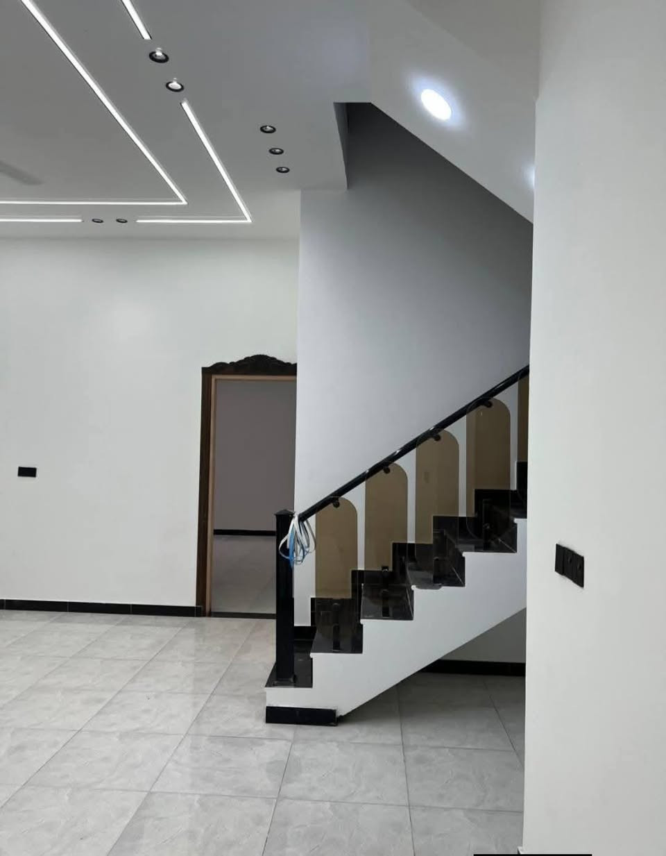 أختر منزل احلامك معا مكتب الذهبي للعقارات والمقاولات العامه 🏠  
استثنائيه بـ مواصفات عصريه حديثه ✨
تستلم مفتاح كامل من كلشي الاناره وغيرها جاهز لسكن 🔑
 البيت طابو عراقي وكاله بـ اسم المشتري ونسخه من الطابو 📄
الموقع .........🔴
البصره ابي الخصيب  منطقه ابو الجوزي 
يطل عل 3 شوارع 
بناء حديث درجه اولى واجهيه فخمه ترتيب هندسي 👷🏻‍♂️  الاساس رفت 

  ————————🔹
يتكون البيت 🏘️  من 2غرف نوم  وصاله ومطبخ و 
صحيات  🛁 

كراج 🚘
المساحه 150 متر 
السعر 110 💵 قابل للتفاوض 
 مكتب الذهبي للعقارات والمقاولات العامه مستمرين بعروض جديده ومميزه💎 
للاستفسار اكثر اتصال او مراسله ..***********...***********
