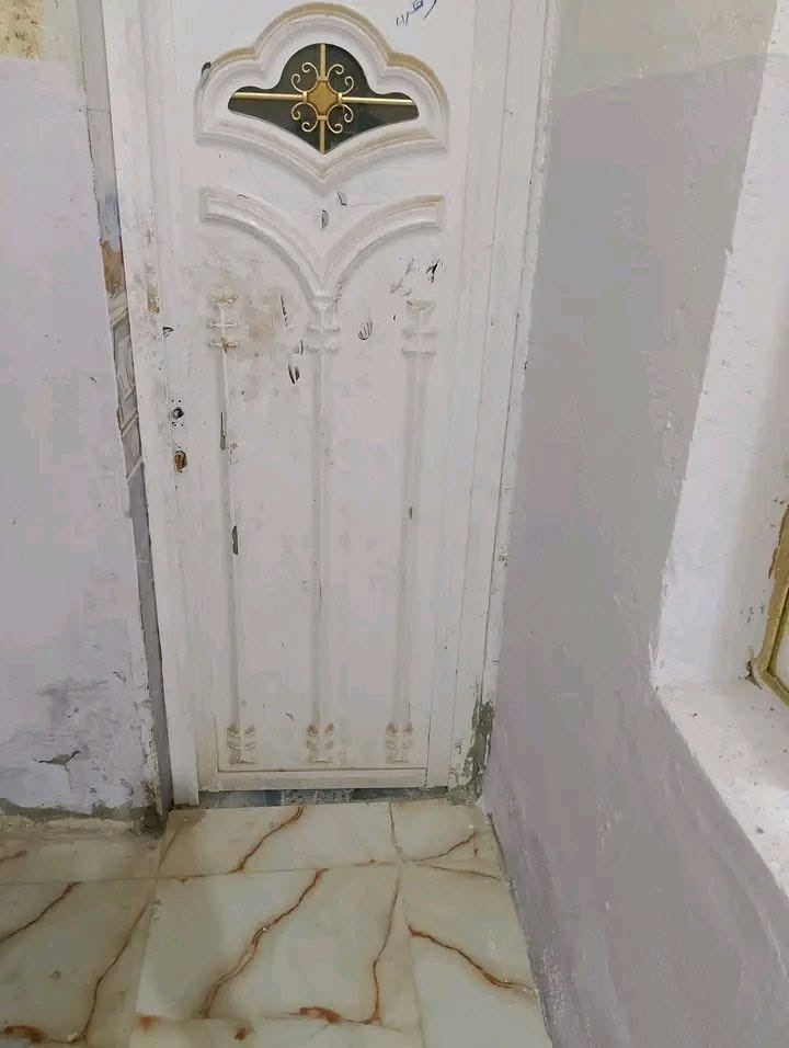 السلام عليكم
 دار للبيع امامي المساحة ١٠٠ متر طابو صرف 
البناء طابوق يحتوي على غرفة ومطبخ وصالة وديوانيه وارضية بورسلين وجاهز للسكن 
المكان ناصرية حي الحكيم خلف مطعم الحوراء قريب على السريع
السعر ١٠٠ مليون
للاستفسار الاتصال ***********
