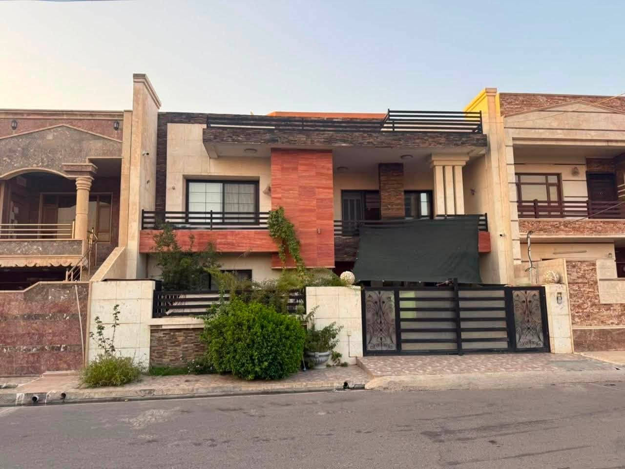🔸سند طابو يتسجل بإسم اي عراقي
📍أربيل-بيت للبيع 5حساروك قرب شارع 120M #مقابل_الحديقه_الرسميه 

➖مساحة 250M طابقين 
يتكون⤵️
➖7غرف نوم 
➖استقبال-صاله-مطبخ-مجموعه صحيات-كراج

📞  تواصل مباشر واتساب أو اتصال:

📱***********

📱***********
