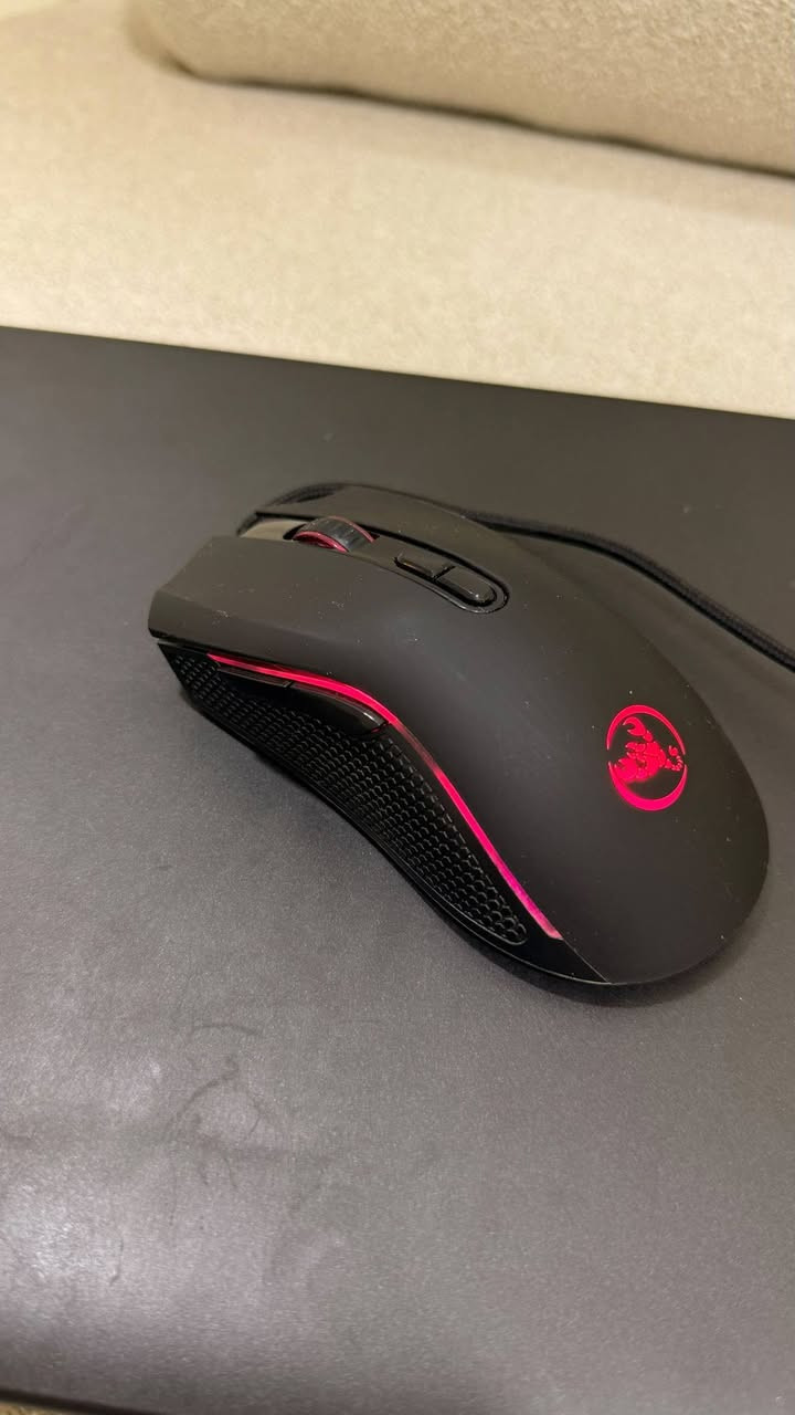 🖱️ للبيع ماوس ألعاب RGB Gaming Mouse (حالة ممتازة)

🔹 النوع: Gaming Mouse RGB
🔹 التوصيل: USB سلكي
🔹 الإضاءة: RGB متعددة الألوان تلقائية
🔹 الأزرار: أزرار إضافية للتحكم السريع + زر تغيير الـ DPI
🔹 التصميم: مريح لليد ومناسب للاستخدام الطويل
🔹 الاستخدام: ألعاب، تصميم، برمجة، استخدام يومي
🔹 الحالة: نظيف جداً وشغال 100% بدون أي مشاكل

✅ إضاءة RGB جميلة ومتغيرة بالألوان.
✅ استجابة سريعة وحركة سلسة.
✅ مناسب لألعاب FPS و PUBG و Call of Duty وغيرها.
✅ جميع الأزرار تعمل بصورة طبيعية.
✅ جاهز للاستخدام مباشرة.

📍المعاينة متوفرة.
📩 للاستفسار
الاتصال على الرقم ***********
 أو التواصل خاص.
