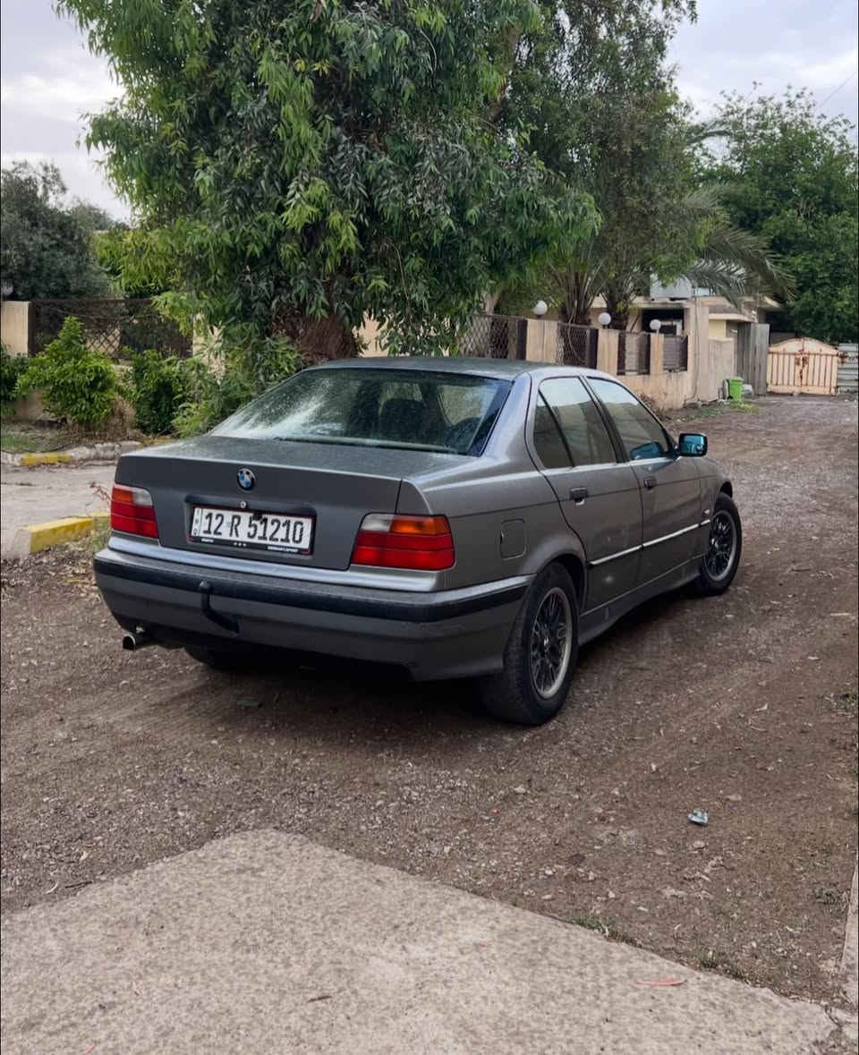 السلام عليكم
بي ام بزون e36 موديل 1993 كير عادي تبريد شغال
محرك 16 زنجيل غرفتها حلوة والسيارة عليها ادامة كاملة 
شرط التحويل رقم وسنوية جديدة بيها قطعة ونص صبغ 
السعر 46 وبيها مجال بسيط 
للاستفسار ***********

