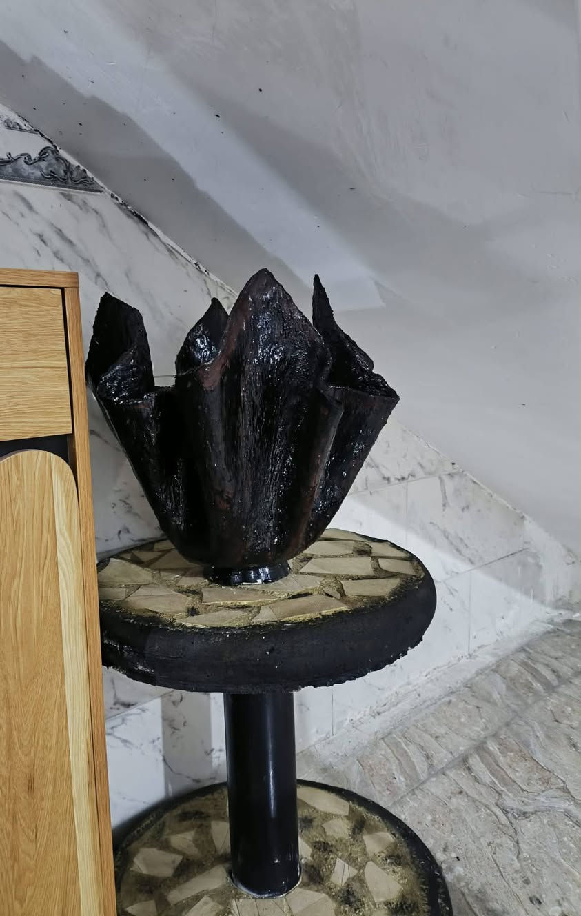 🌿 سـنـدانـة ديـكـور فـاخـرة 🌿
HANDMADE IN KUT

المــادة:  

سمنت أسود مسلح بالقماش - قوة وثبات  

التشطيب:  

• صبغ بـ بوية حديد أصلية   • حماية بـ ورنيش زيتي حراري  

→ عازل للماء 100% + مقاوم للرطوبة   

الاستخدام:  

✅ للديكور الداخلي: صالات، مكاتب، أركان كوفي  

✅ للخارج المظلل: بالكون، مداخل، تحت ظل  

⚠️ تجنب الشمس المباشرة طول اليوم حفاظاً على اللمعة  

السعر: 15,000 دينار


**إذا كنت صاحب هذا الإعلان وتريد حذفه لأي سبب، رجاءا أرسل رسالة إلى الدعم الفني**