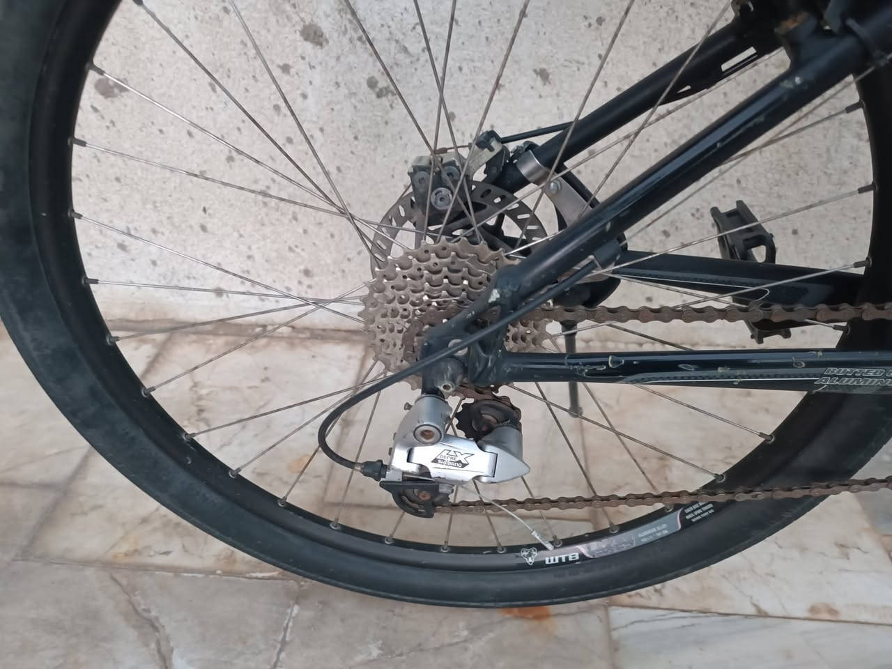 السلام عليكم 

#اصحاب_الذوق 

دراجة من شركة #Gt   #جيتي  الأمريكية الغنية عن التعريف 

الدراجة #اورجنال_الاصلي   #orginal 

المعدن #ألمنيوم  #aluminum (فافون)

6061سبيكة 

المكاين (عكرب +النقال) #ديور  #deore LX
 
بدالات شاشة حديث دفع سحب #ديور #deore  شيمانو 3×8

حجم الويل 26 

القياس 47 

 تايرات كتان مسح #kenda #كيندا  

ويالة   المنيوم طبقتين ثقيل تتحمل اوزان عالية من #WTB 

بريكات دسك شيمانو دبل 

دبل فتح قفل #xc.pro

صينية وعكس #truvativ 

ستاند ياباني #minoura大垣レーシング 

بي سستم اضاءة كامل لايت 3 اوضاع وهورن 5 اصوات وبك لايت متعدد الالوان 

بي سيباية نظام كمبليونه سهله الفتح والشد 
سرج طبي ممتاز الاصلي 

🔴البايك مفحوص سيطرة نوعيه حسب المواصفات المعتمده دولياً 

فول نظافه وسلاسه وسرعه 🤩🥳 

كامل من كلشي ماتصرف عليه ربع 

السعر 250 الف فقط 

تتوفر خدمة توصيل في بغداد وجميع المحافظات 
#معرض_الاندلس_للدراجات_الهوائية 

#المتعة_على_عجلتين 

 البصرة الجنينة شارع المصلحة
***********
‏‪0774 015 1056‬‏
