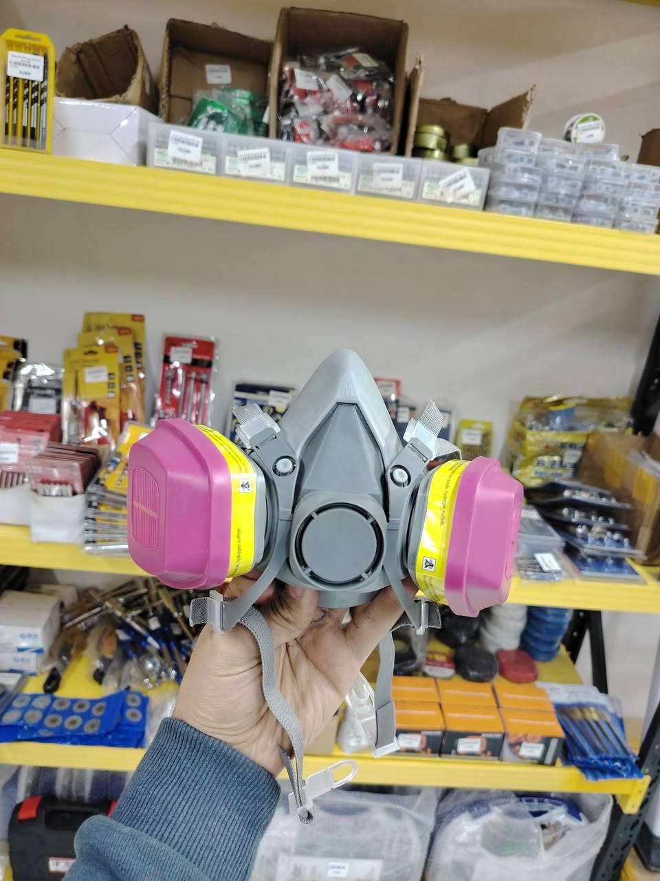 #قناع #قناعات 
باركود :10089
قناع اتربة و غازات و دخان  جودة جدا عالية دبل فلتر جدا مريحة  جودة عالية .
سعر القناع  : 17 الف
سعر التوصيل : 5 الاف
الكمية محدودة للحجز راسل صفحه او واتس اب ***********
