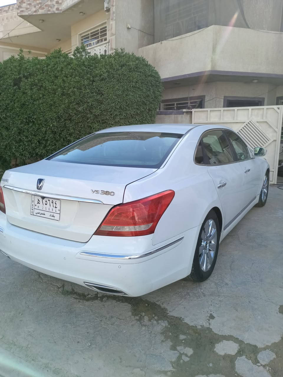 السلام عليكم.. للبيع هيونداي سنتينال موديل 2012 (بيع واقع حال) 🚘
تفاصيل ومواصفات السيارة:
​النوع: هيونداي سنتينال (Centennial).
​الموديل: 2012.
​المحرك: 6 سلندر.
​اللون: أبيض.
​الممشى: 250 ألف كم.
​المواصفات: فتحة سقف، تشغيل بصمة، كشنات جلد (وباقي مواصفات السنتينال).
​الرقم: بغداد خصوصي (السنوية والوكالة جاهزة للتحويل).
​حالة السيارة (الإيجابيات والنواقص):
​المحرك والكير: جاهزة، السيارة تشتغل وتمشي وما بيها أي مشكلة والحمد لله.
​البدي: بيها ضربتين من جهة الباب وتم تصليحها، وبيها شوية صبغ.
​النواقص (واقع حال): للأمانة واختصاراً للوقت، السيارة أبيعها بوضعها الحالي وتحتاج ترتيبات بسيطة لمن يحب يجددها 
​السعر: 115 ورقة (وبيها مجال بسيط للشراي الجاد).
المكان: بغداد - شهداء السيدية 
​للاستفسار وتحديد موعد للمعاينة، يرجى الاتصال على الرقم: *********** 
أو التواصل على الخاص.
