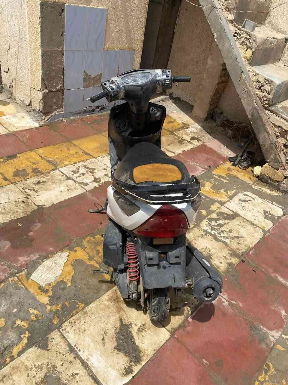 سلام عليكم دراجه للبيع شغاله بس بيع كوم حديد أو رخيصه سعر 75 او بيهة مجال ***********
