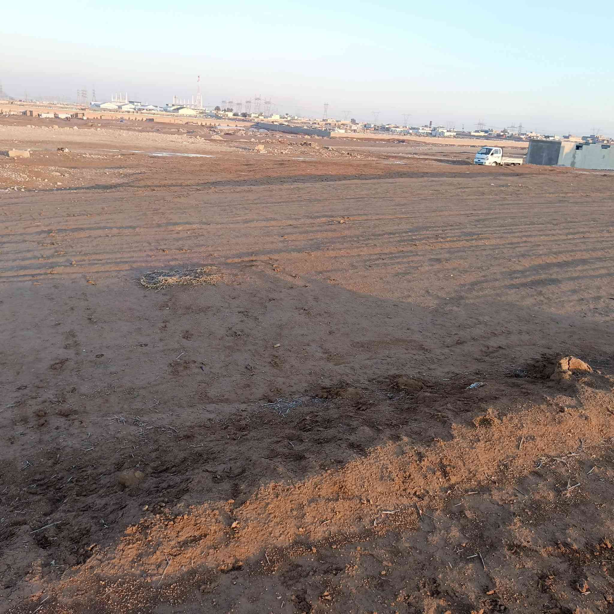 اسلام عليكم اخواني قطعتين 400 متر للبيع الي يريد 200 نبيع أوالكاعين سوه عادي ماء كهرب موجود سند زراعي قرار 25 حق التصرف سعر ال 200 + 12 مليون قفل مابيها مجال الي يحب هاذا رقمي*********** كورك واتساب  *********** آسيا
