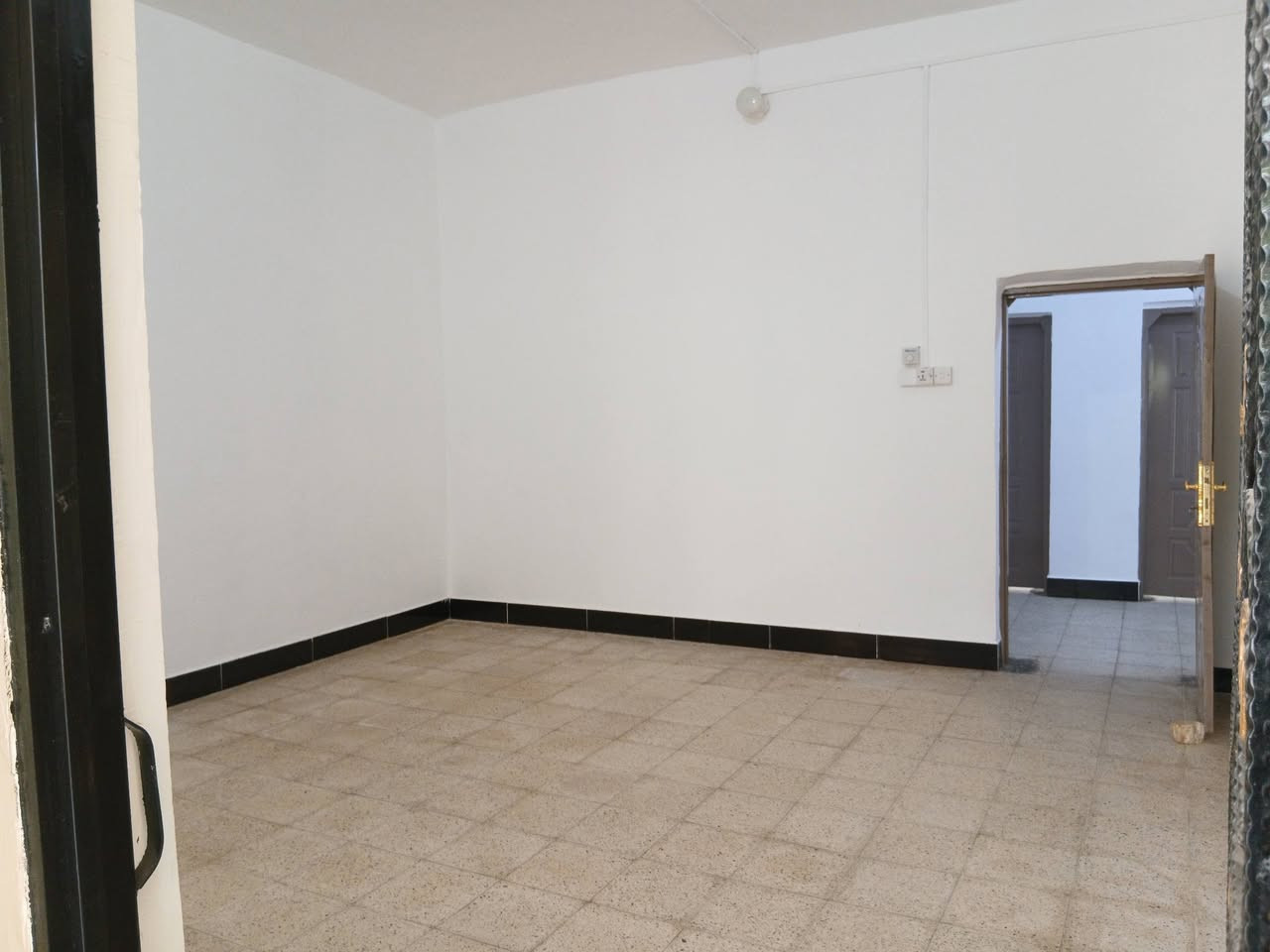 بيت 300 متر طابوصرف بأسمي محلة الشمال حي الملايين قرب جامع العيسى بناء طابوك اصفرالسعر 560 وبيه مجال،للعلم البيت فارغ استلام مفاتيح ***********

