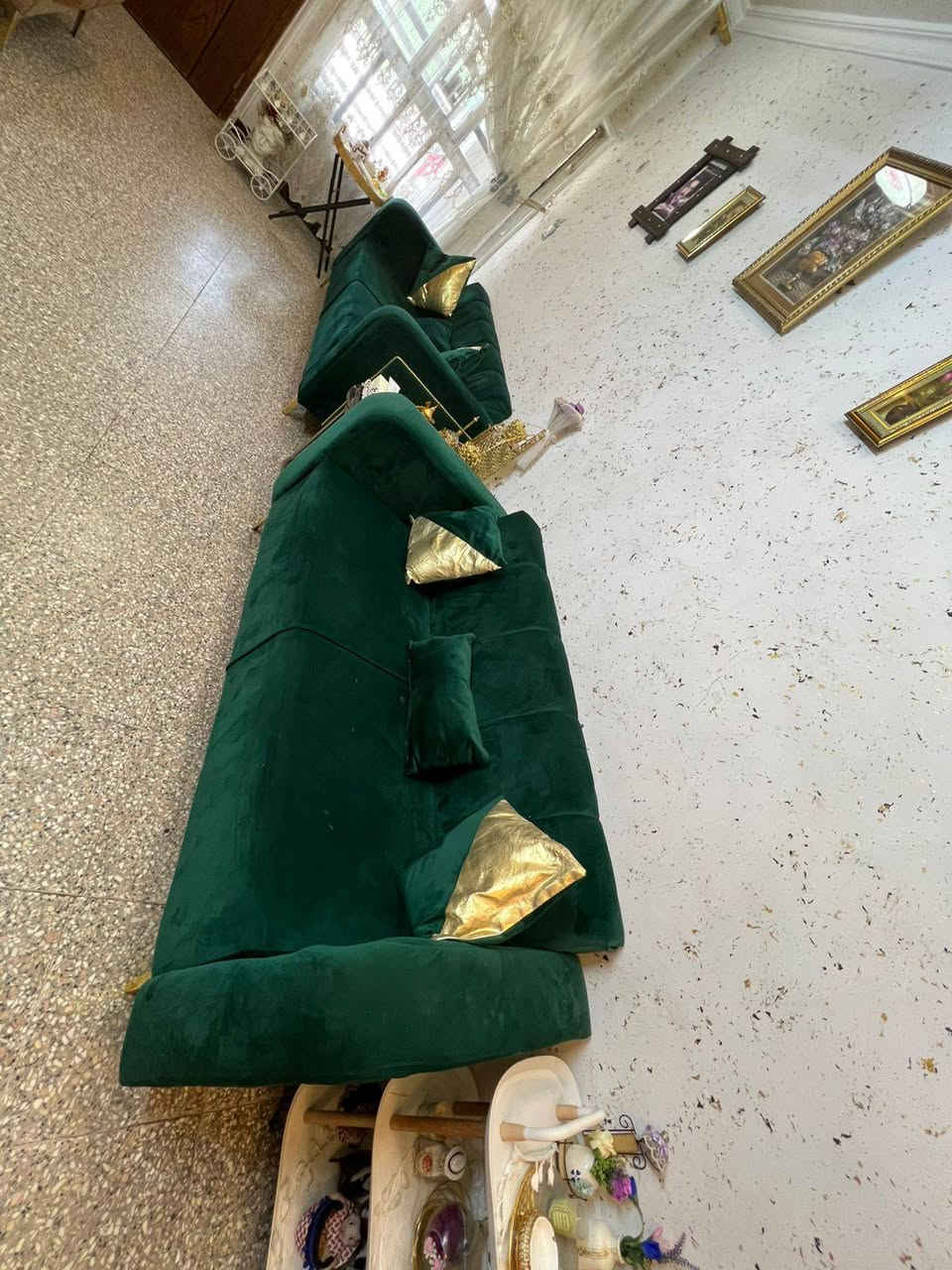 السلام عليكم للبيع بسعر مناسب جدا مكاني بغداد الأعظمية قنفتين ثلاثية مع قنفة ثنائية العدد 8 مقاعد 250 وبي مجال الف الرقم ***********
