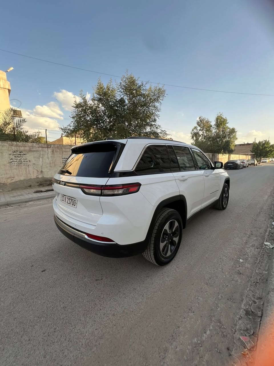 جيب كراند شيروكي هايبرد 2024 (( بدون اي نقص )) ‼️
بدون ايربالك 
 ماشية 80km
حادثها موضح في الصوره جاملغ خلفي صبغ + بنيد تبديل نفس لون
السعر : 310& وبيها مجال 
 ***********
🔴رقم شبه مميز ((21700))
🔴 خمسة راكب المرغوب👍
🔴 رادار 360 درجة
🔴 تعريب جمع الشاشات 
🔴  تحديد مسار  
🔴  تبريد قطعتين امامي + خلفي تحكم  
🔴 ️خمس انضمة قيادة 
🔴 بانوراما على طول السيارة
🔴 دفع رباعي. 
🔴 كير ماوس مع وضعيات القياده المختلفه للجبال والطرق الوعره والرمال والطين
🔴 شفتات ستيرن 
🔴 هاند بريك بصمه 
🔴 ️مقود جلد + تدفئة 
‏🔴  Reverse Tilt Mirrors المرايا  المائلة عند الرجوع 
مواصفات 
1️⃣ لايتات لد 
2️⃣ تدفئه  كشنات
3️⃣ شاشات دجتل  شاشه كبيرة مع نفكيشن GPS بدون نت 
4️⃣ كراسي خزن ميموري  
5️⃣ سستم صوت ALPINEو دمام خلفي بلادي 
6️⃣ تشغيل عن بعد
7️⃣ نظام محاكاة العجلة الذكي 
8️⃣ نظام ملاحة 
9️⃣ نظام قيادة ذاتية
