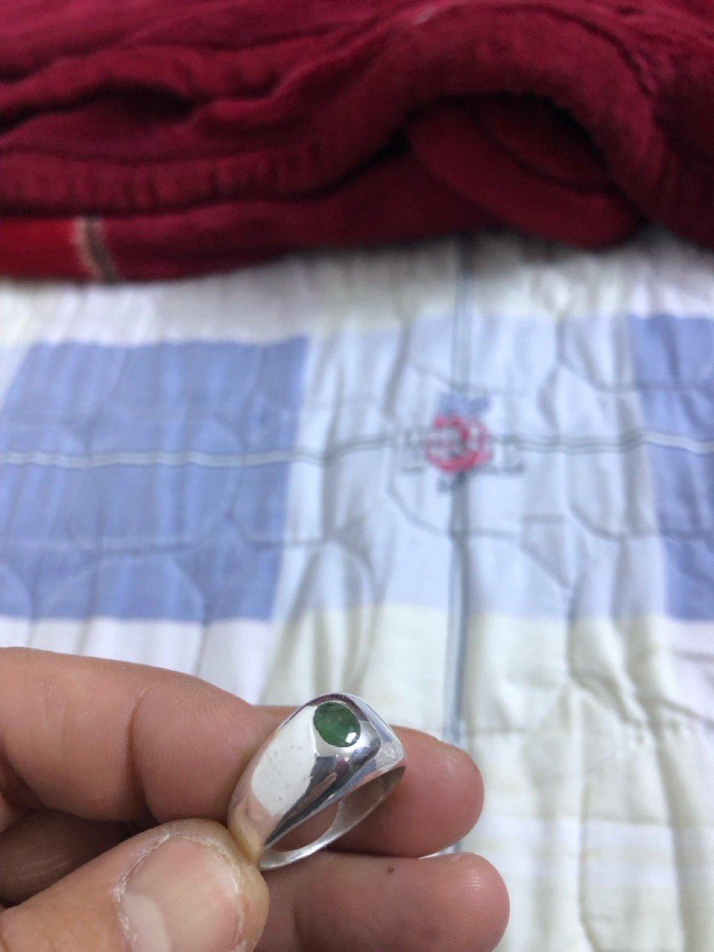 عندي مجموعة من الإكسسوارات اليدوية الجميلة تتنوع بين مسباح من الكهرمان الطبيعي وخواتم فضية عليها أحجار كريمة، بالإضافة إلى أساور وعقود بتصاميم أنيقة. للمزيد من المعلومات والتفاصيل، تواصل معي.