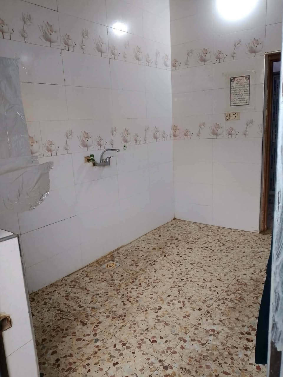 بيت للبيع
عنوانه / الشبانات البزل الاول قرب كوفي الشايب
 
مساحته 75 متر  طابق ونص
عقد 35 زراعي

لفرع عرضه 7 امتار
ويبعد عن شارع العام 50 متر

مداخله / طارمه وصحيات خارجيه وبي مدخلين مدخل للستقبال ومدخل للمطبخ وصاله وسط وصحيات وغرفه ومنور خلفي ودرج لطابق ثاني صاله فوك وصحيات وغرفه وسطح  نوع العقار زراعي
الكهرباء بي وطني ومولده والماء ساحبين خطين ابد ماينكطع شوكت ماشغلون ماطور يجي الماء ومجاري عل شارع عام

الفوك /  هيكل يعني ماملبوخ ولا بي كهرباء فقط

الاستفسار مراسله الرقم ***********
