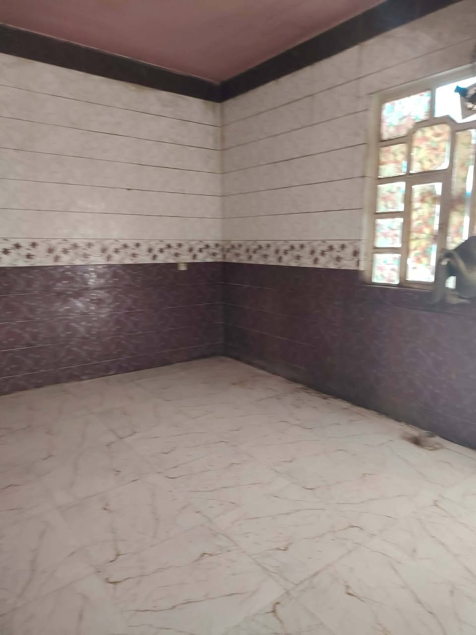 للبيع بيت بحواس مساحه 150متر طابقين 4غرف نو واستقبال مطبخ صحيات وحمامات 2 سعر 70وبي مجال
***********
***********
