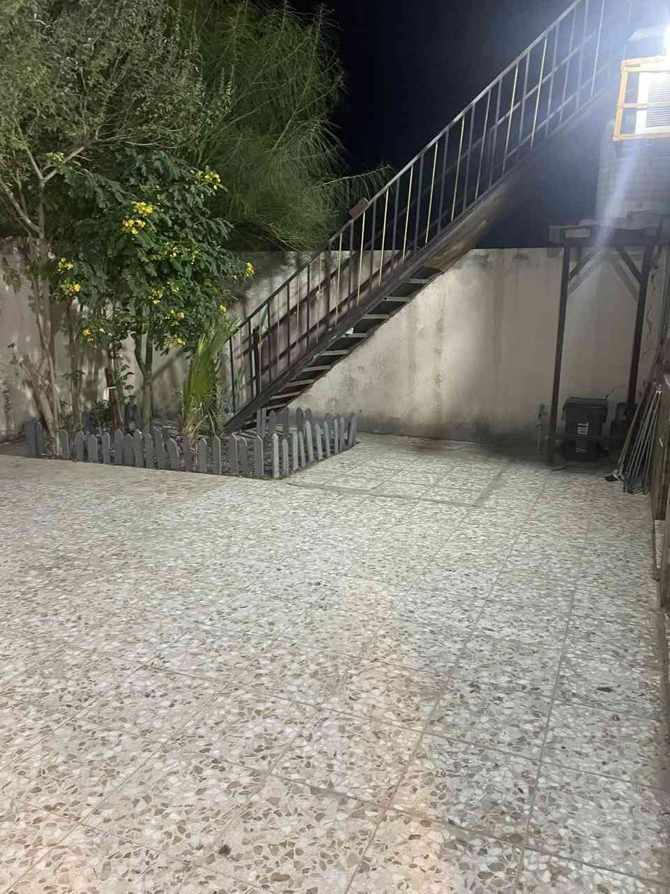 سلام عليكم 
بيت للبيع زراعي مساحة ٤٠٠ متر 
البناء ٢٥٠ متر طابوك اعكاده 
يحتوي على غرف عدد ٣ 
واستقبال وصاله ومطبخ وصحيات داخليه وخارجية 
الموقع حي الشرطة يفتح على شارع ٣٠ سايدين 
للاستفسار مراجعة مكتب عقارات الفنار 🏡 
قرب مستشفى الخضر العام (***********)
