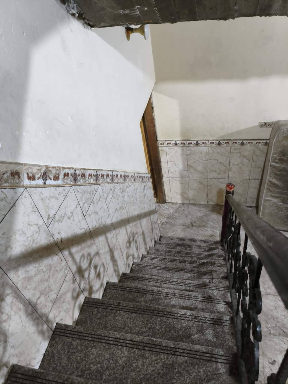 #اعــــــــــــــــــــــلان 
#بيت_للايجار 

⭕️يتوفر بيت للايجار في شارع المكاتب البيت سابع فرع عن سوك الجمهورية 
يتكون البيت من طابقين غرفتان واحدة في طابق الارضي و 2 في طابق الاول 

⭕️خدماته* 
هناك 2 براميل ماء واحد طابق ارضي والثاني في الاول منها ماء حلو وماء اعتيادي حسب رغبة المؤجر

⭕️سعر الايجار ٦٥٠
لكن أن يكون دفع الماء والكهرباء على المؤجر  مساحته 54م
للإستفسار اكثر مراسلة الصفحة 

#عقارات #البصرة #عقارات_البصرة


**إذا كنت صاحب هذا الإعلان وتريد حذفه لأي سبب، رجاءا أرسل رسالة إلى الدعم الفني**