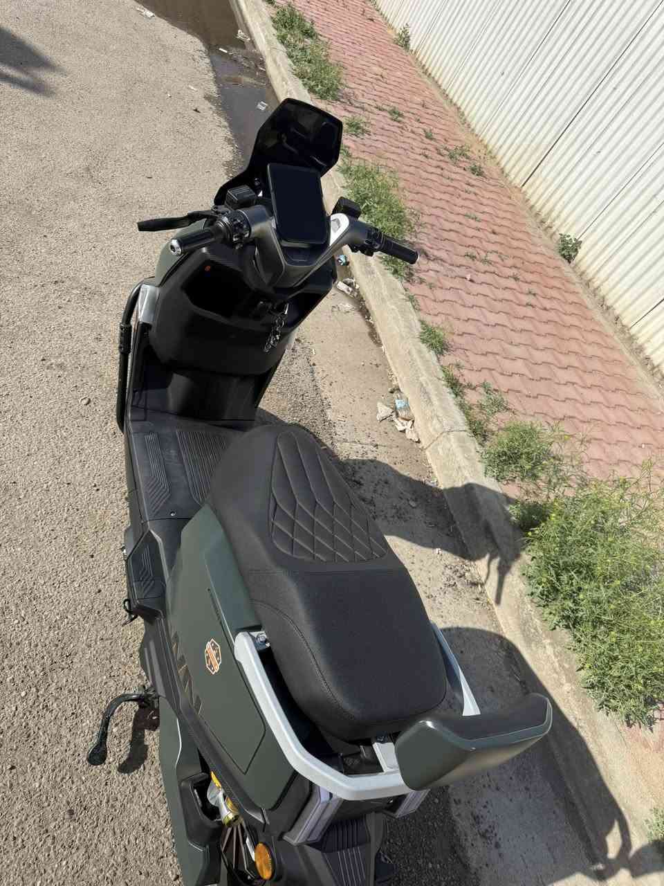 السلام عليكم دراجه صاعقه شحن للبيع الدراجه خير من الله كلش نظيفه وصارلها فتره عندي الدراجه كفاله عامه شخط واحد مابيها شوفت عينكم شكد حلوه و نظيفه مواصفاتها 6 بطاريات كبارررررر مسطره بيها نظام بك و نظام بارك و نظام سبورت و بيها 4 نمر و بيها بلوتوث و لايت عالي ناصي زنون اشاير يمنه يسره دبل اشاره نشره ويه البريك شاشه تاب تقره الأعطال 
سعرها 950 و بيها مجال 
مكاني بغداد الصالحيه قرب كراج العلاوي 
للاستفسار ***********
