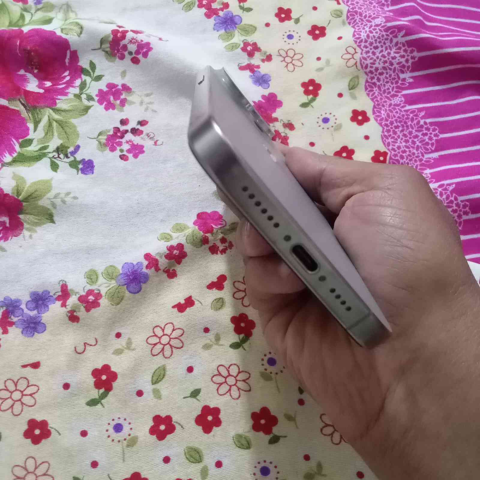 ايفون 15برو ماكس ذاكرة 256  بطارية 87 شرق اوسط مكفول السعر 950 الهاتف ***********
