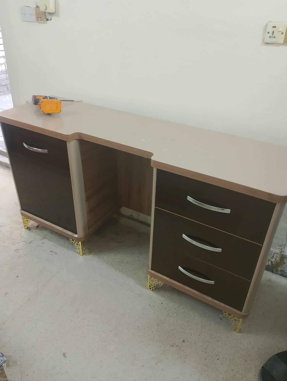 سلام عليك غرفه تركيه البيع سعر  ٨٠٠ مستعجل عل بيعته شراي يتصل ***********
