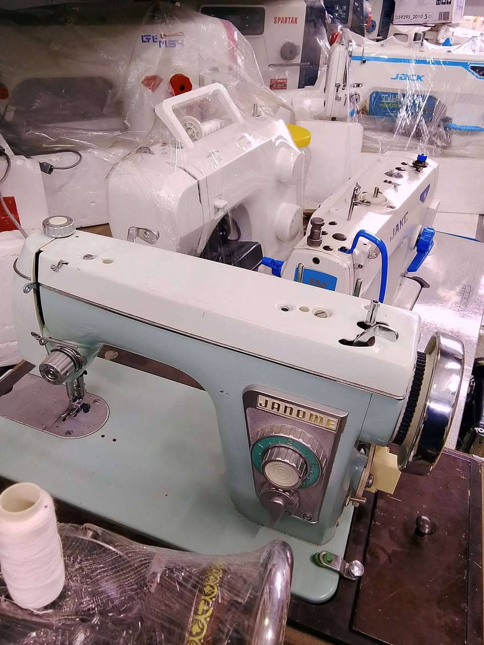 معرض وورشة مروان ولبيب عربو لتجارة مكائن الخياطة الصناعية والمنزلية(بيع/شراء/تصليح)هاتف_***********
