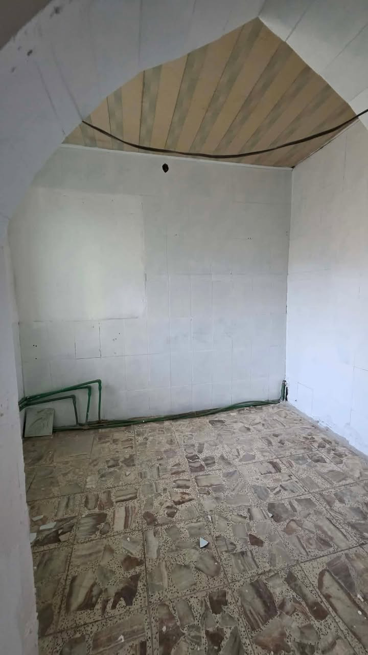 بيت 100 متر للايجار طابقين 
يحتوي على ثلاثه غرف استقبال ومطبخ وصاله 
سعر الايجار 300 ألف 💸💸
النجف الاشرف الحولي قرب مول جوهره العرب 
ز


**إذا كنت صاحب هذا الإعلان وتريد حذفه لأي سبب، رجاءا أرسل رسالة إلى الدعم الفني**