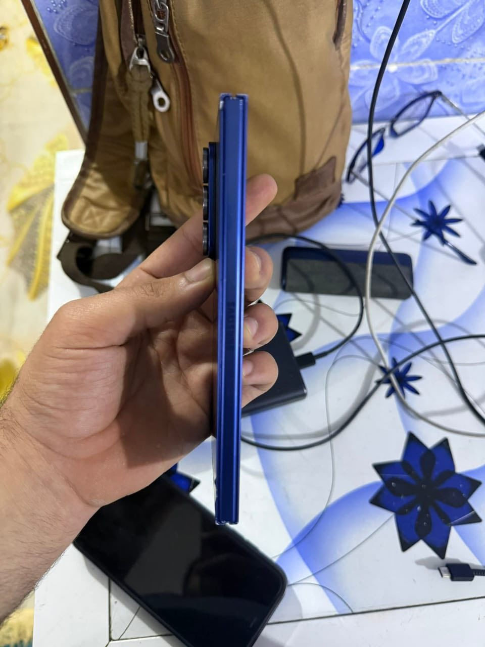 السلام عليكم Zfold7 ذاكرة 512 الجهاز بي شخوط كما موضح بالصور السعر 1600 مليون وستمية وبي مجال مكاني بغداد للتواصل خاص او ***********
