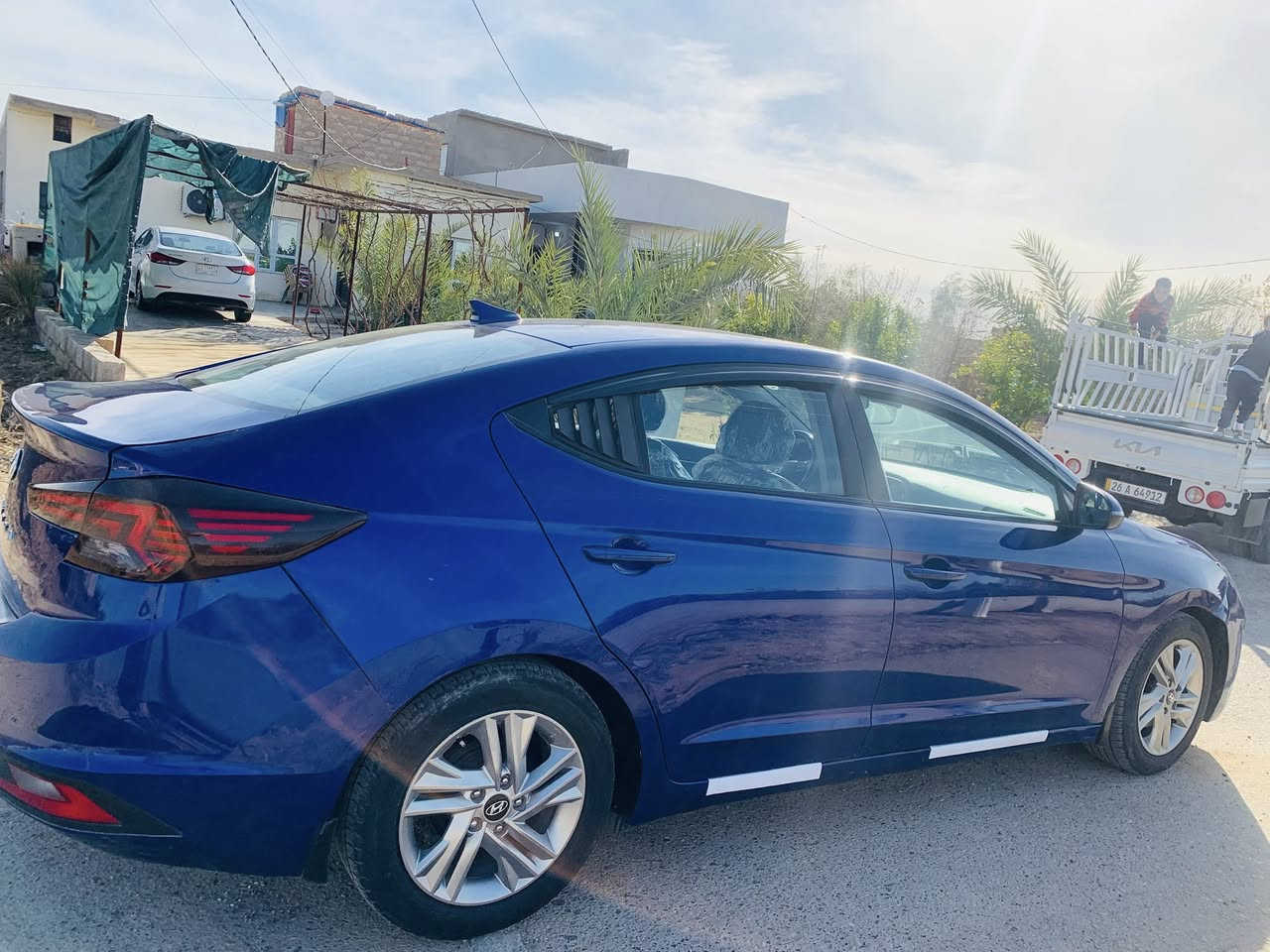 السلام عليكم
 النترا 2019 لون ازرق 
ضررها بنيد وجامرلغ مصبوغات
بصمة 
تحكمات ستيرن 
تدفئة كشنات 
رادارات
تدفئة تبريد
فتحة سقف
***********
