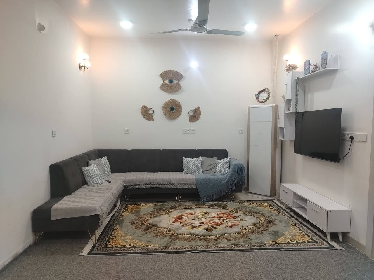 المنزل
في التقيه الثالثه يبعد ٧٥ متر عن شارع نجف ديوانيه قريب عل مازن البنجرجي 
طابو زراعي سند ٢٥
معامله التطويب كامله ب البلدية مشمول بالجهد الخدمي وحاليا مباشر بالجهد 
مساحة المنزل ٢٥٠ متر 
يحتوي عل غرف عدد ٢  ٦×٤
صالة واستقبال وصحيات عدد ٢ ومخزن 
كونكريت مسلح طابق واحد سنه البناء ٢٢

السعر المطلوب ١٤٠ مليون
@الاستفسار واتس أو(مراجعه مكتب حسين فليح للعقار مقابيل سايدين ام  ***********
