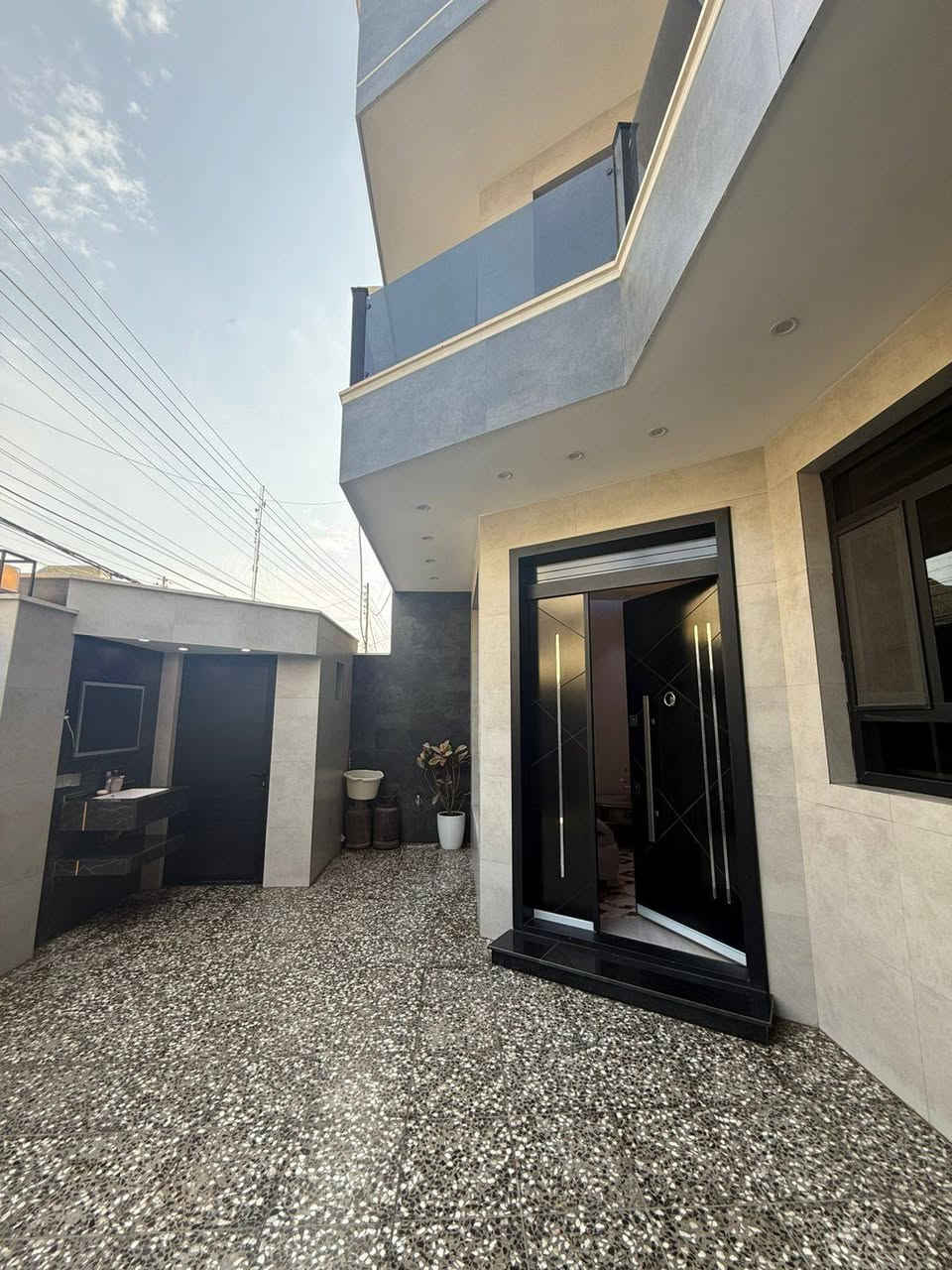 دار للبيع مساحه 150متر
واجه 7ونص نزال 20 
بيت فول موصفات
ديكورات داخليه
واجه بورسلين شغل تصفير درجه اولى 
يحتوي  على مدخلين
 4غرف نوم 
4 خدمات صحية 
مطبخ صاله كبيره وصاله صغيره 
سنه البناء 2014 محدث 2025 
بيت فول  درجه اولى
ديكورات لدات مخفيه 
موقعه حي الجهاد الحمدانيه سعره 380 وبي مجال 
للأستفسار أكثر اتصل *********** 
مكتب_عالم_العقارات
