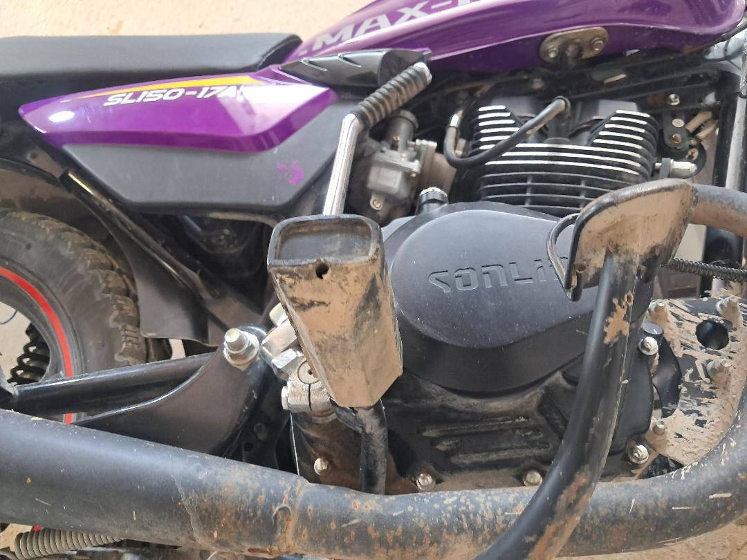 سلام عليكم دراجه سونك للبيع موديل ٢٠٢٥ الدراجه حيل نضيفه ما ماشيه استعمال شخصي لا مشتغل بيها دلفري ولا شي من البيت جيب بيها مسواك وصمون  ماشيه ٣٠٠٠ وقابل للزياده امانه الله الدراجه مكفوله كفاله عامه مكانها بغداد الكريعات السعر ٩٠٠ وبيها مجال الرقم *********** 
***********
