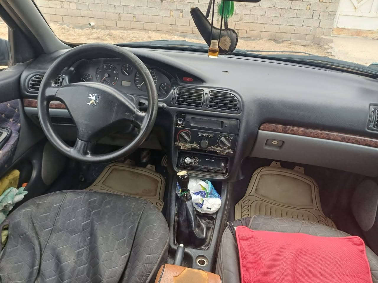 سلام عليكم بيجو فرنسي 406 مديل 2001 مكينه 2000
 للبيع رقم بغداد سياره بسمي  كير مكينه بلادي مكفولات كهربائيات شغاله تبريد ثلج تخم تاير جديد حداديه جديده العنوان كوت السعر 42 وبيه مجال الاستفسار اتصل على الرقم ،***********
