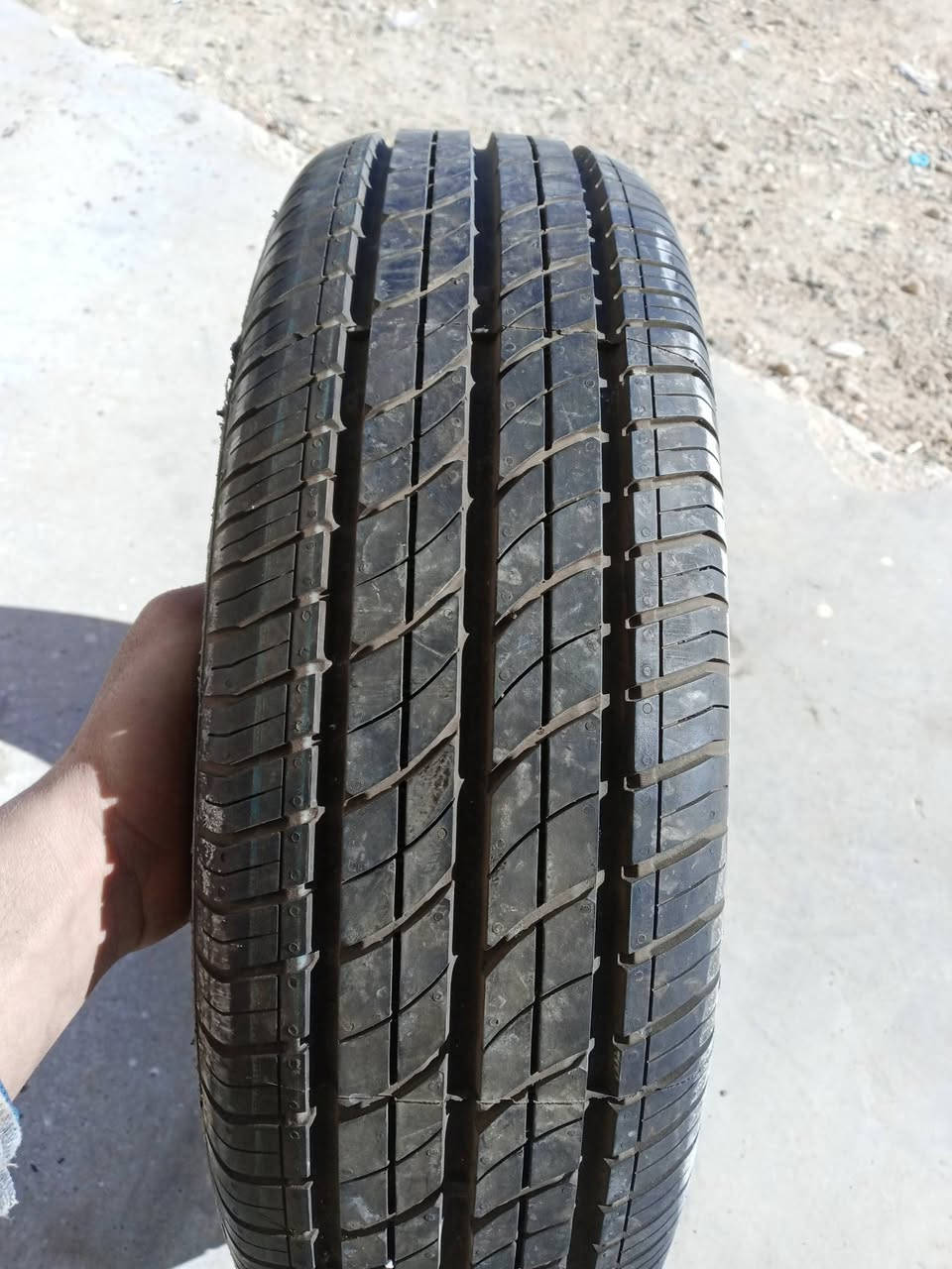 بسم الله الرحمن الرحيم
السلام عليكم 
تاير تركي جديد غير مستخدم تكه(185/70R14)
السعر مع الشد  وبلنص(40)
***********
